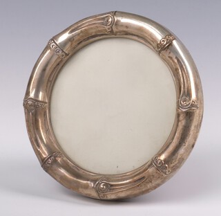 A silver Tiffany and Co. 925 standard silver circular photograph frame with bamboo mount and presentation inscription "31.7.89  with all our love Marsha, Michael and Children" 14cm  
