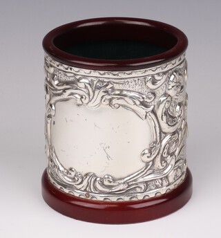 A 925 repousse silver mounted dice thrower 10cm, mounted on mahogany 