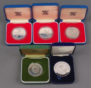 Three silver commemorative crowns, commemorating The Queen's Silver Jubilee, a 1947-1972 ditto and a 1977 Jubilee ditto, all cased, 150 grams 