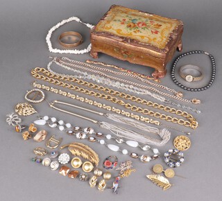 A Continental painted paper mache trinket box containing a silver gilt coin brooch, earrings, brooches and  other vintage costume jewellery 
