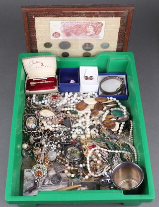 An enamelled poppy brooch and other items of vintage costume jewellery and coins