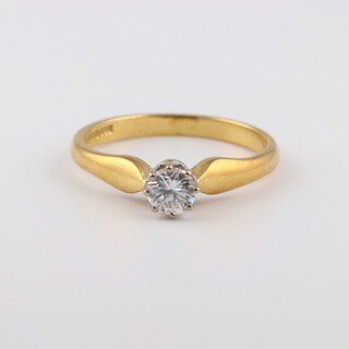 An 18ct yellow gold single stone diamond ring 0.25ct, size J, 2.2 grams