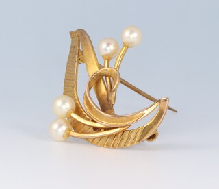 A 9ct yellow gold cultured pearl spray brooch, 40mm, 6.2 grams