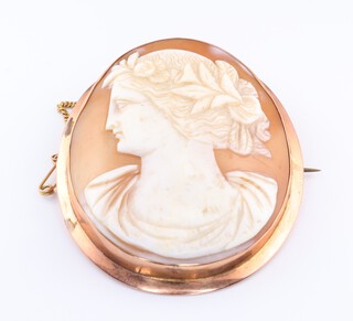 A 9ct yellow gold oval portrait cameo brooch, 55mm x 45mm 