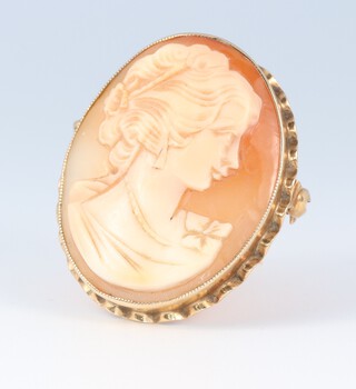 A 9ct carved cameo portrait brooch 30mm x 25mm 
