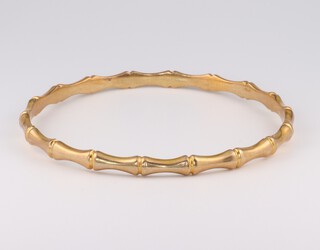 A 9ct yellow gold amber effect bangle 6.75cm diam., 6.8 grams 