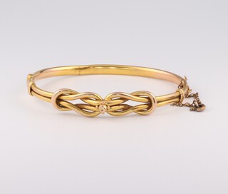 An Edwardian 15ct yellow gold twist bangle, 5.5cm x 4.5cm, 9 grams 