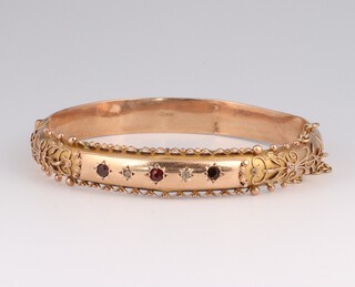 An Edwardian 9ct yellow gold garnet and diamond bangle, 5.5cm diam., 10.9 grams 