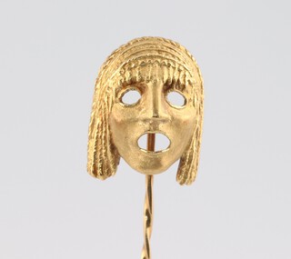 An 18ct yellow gold tie pin in the form of a Grecian mask 4.7 grams
