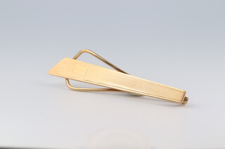 A 9ct yellow gold engine turned tie clip, 7.6 grams 