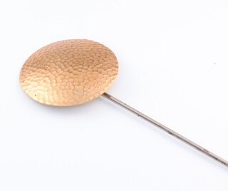 An arts and crafts style 9ct yellow gold hammer pattern circular hat pin 9 grams including steel pin