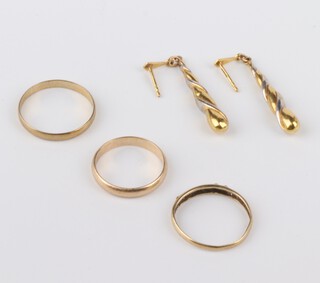 Three 9ct yellow gold wedding bands, sizes L, N 1/2 and O 1/2, together with a pair of 2 colour gold earrings, 4.5 grams 