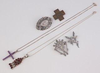 An Edwardian silver brooch and other items of silver jewellery, gross weight 39 grams  