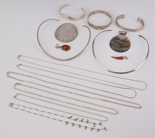 A mid-century silver necklace and other items of silver costume jewellery, 142 grams 