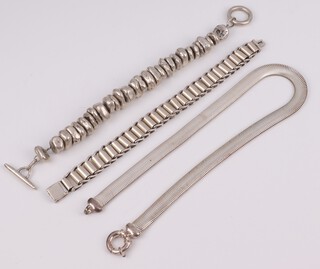 A stylish silver articulated bracelet, a nugget style bracelet and a flat link necklace, 330 grams 