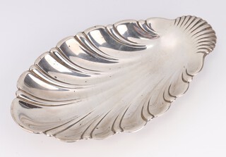 A Sterling silver shell shaped dish numbered 9174, 22cm, 174 grams 