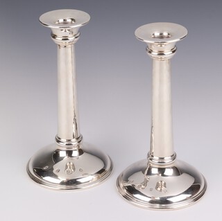 A pair of stylish silver tapered candlesticks with spread foot, London 1999, 23cm, maker Mappin & Webb, 670 grams 