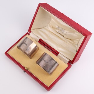 A pair of Edwardian silver napkin rings, Glasgow 1909, maker George Edward & Sons, cased, 70 grams 