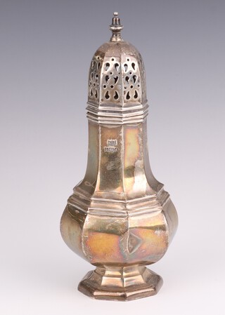 A silver Queen Anne style octagonal sugar shaker, Birmingham 1975, 17cm, 152 grams 