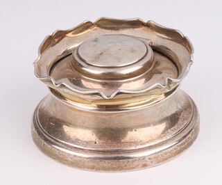 An Edwardian circular silver inkwell with wavy rim Birmingham 1902, 7cm 