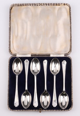 A set of 6 silver presentation teaspoons Sheffield 1933, cased, 82 grams