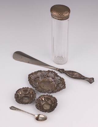 A pair of Victorian repousse silver circular bon bon dishes Birmingham 1898, 6cm, a ditto 12cm, a shoehorn, charm and spoon, weighable silver 82 grams 
