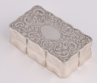 A Victorian style silver rectangular engraved snuff box with scroll decoration and vacant cartouche Birmingham 1980, 4.5cm, 28 grams 