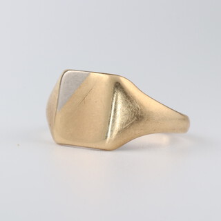 A 9ct yellow gold signet ring, size I, 5.1 grams 