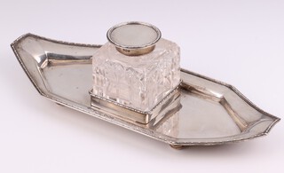 An octagonal silver ink stand with beaded rim and mounted glass inkwell Chester 1920, 25cm, the base 202 grams