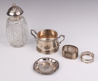 A Victorian silver 2 handled sugar bowl London 1865, 2 napkin rings, a dish and mounted shaker, weighable silver 206 grams 