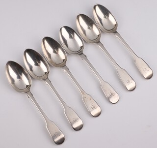 A matched set of 6 George III silver table spoons with initial, Birmingham 1814 (5) and Birmingham 1814 (1), 352 grams 