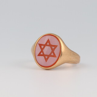 A 15ct yellow gold carved hardstone signet ring, size O, 2.8 grams 