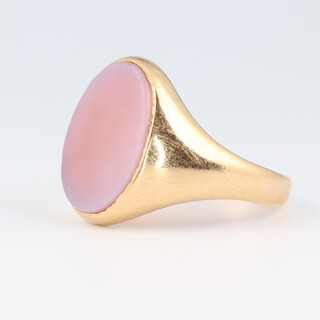 An 18ct yellow gold hardstone ring, size N 1/2, 6 grams 