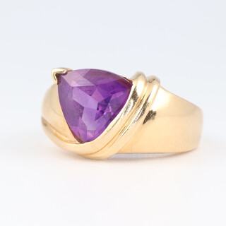 A 14ct yellow gold triangular cut amethyst ring 2.75ct, size N, 5.9 grams 