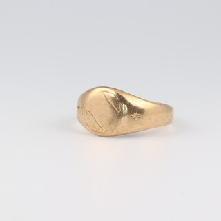 A 9ct yellow gold signet ring, size M, 3.6 grams 