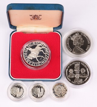 A 1977 silver commemorative crown, 2 silver commemorative crowns and 3 silver proof one pound coins, all cased, 111 grams 