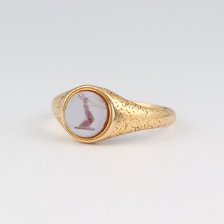 A 14ct yellow gold carved armorial intaglio signet ring, size N 1/2, 3.4 grams 