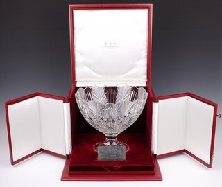 A Waterford Crystal clear glass pedestal fruit bowl 27cm, contained in a fitted Garrards box with a silver presentation inscription (64 grams) 