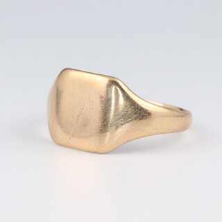 A 9ct yellow gold signet ring size V, 4.1 grams 