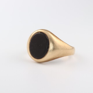 A gentleman's 9ct yellow gold onyx ring size P, 6.5 grams