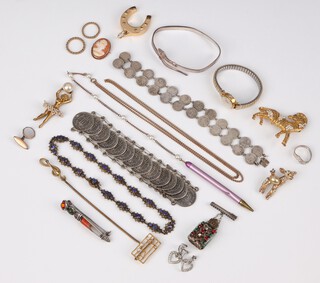 A Dutch coin bracelet and other items of vintage costume jewellery 