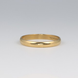 An 18ct yellow gold wedding band, size S, 2.4 grams 