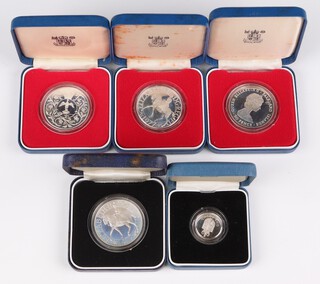 Four silver commemorative Crowns 1977 (x3) and 1982 and a 1988 one pound coin, 121 grams 
