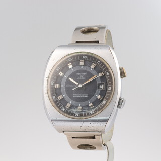 A gentleman's steel cased Sicura automatic wristwatch with black dial and date aperture, having an automatic movement, 40mm case with a steel bracelet 
