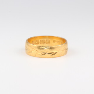 An 18ct yellow gold engraved wedding band size L, 4.4 grams 