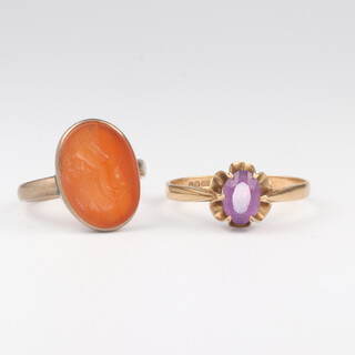 A 9ct yellow gold hardstone seal ring size I 1/2 and a 9ct amethyst ring size O, 3.5 grams 