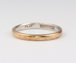 A platinum wedding band size M, 1.8 grams