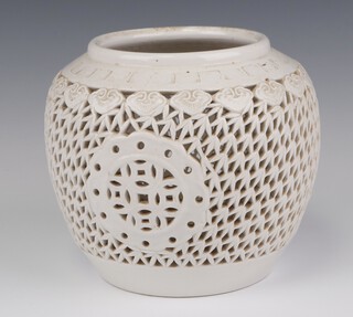 A 20th Century Chinese white glazed reticulated vase decorated with leaves 17cm 
