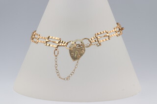 A 9ct yellow gold gate link bracelet with heart padlock, 18cm 2.8 grams