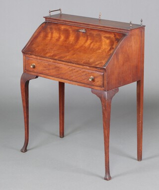 An Edwardian walnut bonheur du jour with Grecian key decoration, the fall front revealing a well fitted interior, above 1 long drawer, raised on cabriole supports 99cm h x 76cm w x 41cm d 